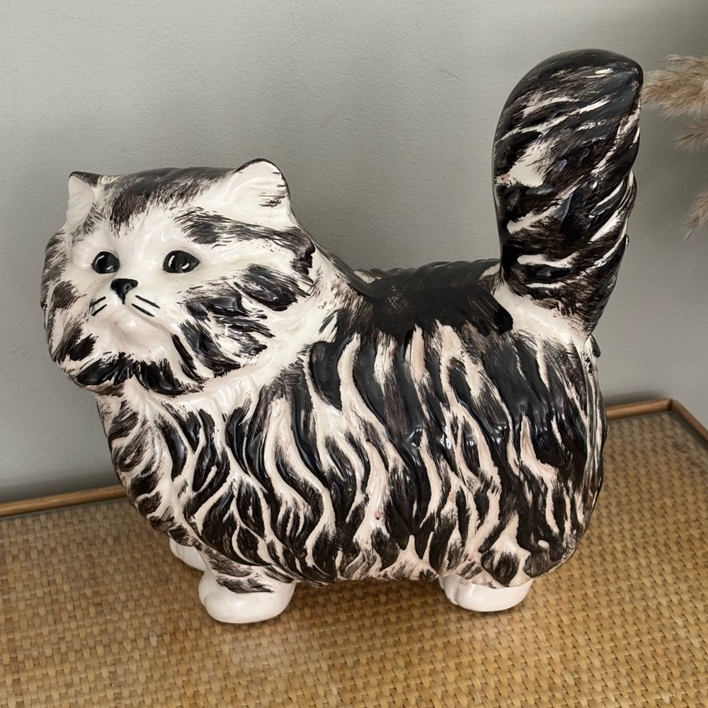 Vintage ceramic Cat sculpture in excellent condition measures 10” L X 10” T